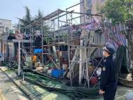 合肥曙光新村唯一出入口被違建縮窄 城管予以拆除