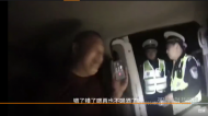 亳州一酒驾男子自打耳光  发誓再也不喝酒驾车
