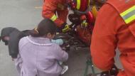淮南一女童腳被卡電動車后輪  消防成功施救