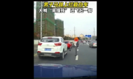 宣城一男子馬路腳踹轎車  叫囂“來撞我”