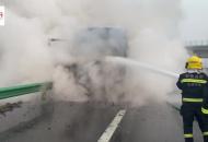 高速公路上貨車起火，蕪湖消防快速滅火