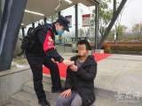 男子光脚蹲在地铁站口徘徊 合肥民警及时救助