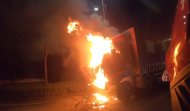 蕪湖：貨車車燈起火 迅速蔓延整個(gè)車頭