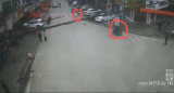 辣眼睛！桐城一男子當街飛車“襲臀” 警方將其抓獲
