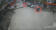 辣眼睛！桐城一男子當街飛車“襲臀” 警方將其抓獲