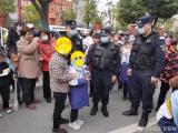 临泉一小女孩校门口走失民警地毯式搜索  特警队员却在校门口找到