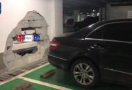 合肥女司機出車庫時  車輛溜坡撞穿墻體