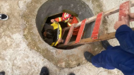 歙縣一女工跌落水道井 消防使用船型擔架助其脫困