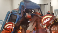 貨車撞上地下車庫墻柱3人被困 阜陽消防緊急救援