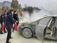 蚌埠：私家車著火后 公交駕駛員們奮力參與滅火