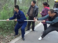 淮南：三輪車翻下路邊 眾人合力拉車
