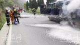货车行驶途中突然爆胎起火 池州消防快速处置