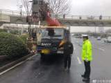 男子无证驾驶工程车在徽州大道与紫云路交口被查