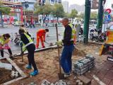 六安市市政处：维修梅山路破损草坪砖保持良好市容市貌