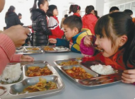 為了讓農村孩子在學校吃上熱乎、可口午餐，六安出招了