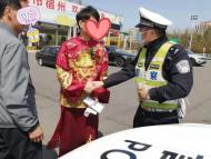 宿州交警开出“红色”罚单   新郎官租车接新娘车辆脱审被处罚