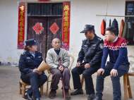 宿松一老人流浪36年后回家 社區民警幫其補登戶口