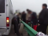 高速上小客车故障停车  蚌埠交警伸援手后发现是辆超员车