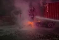 淮南一高速服務(wù)區(qū)內(nèi) 一貨車起火爆炸