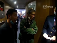男子乘高鐵偷偷抽煙   被罰500元