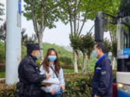 合肥：女孩拿箱子時被關在大巴車行李艙內 民警駕車追趕攔下
