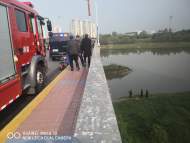 六安一男子從云路橋上跳下淠河  后又游上水中小島