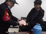 合肥：“马大哈”接女友时丢钱包 民警与其联系时才发觉