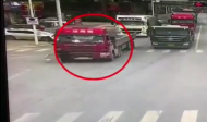 蕪湖：驚魂一刻！老人通過貨車盲區(qū)時險釀事故  