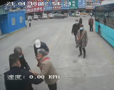 蚌埠一老人摔倒受伤  公交驾驶员热心救助
