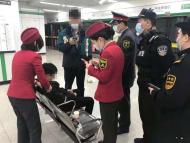 乘客地鐵站臺突發昏迷 合肥軌道公安緊急救助