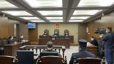 男子9楼扔下斧头等，砸穿宝马引擎盖奔驰挡风玻璃获刑三年半