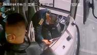 合肥一公交駕駛員暈倒前停穩車輛   兩名熱心乘客伸援手（視頻）