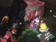 淮南：一半掛貨車凌晨斜插進路邊河里  半個車頭泡在水中兩人被困