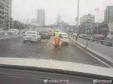 警车开道！合肥高架交警紧急护送伤者就医