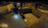 淮北一女子騎電動(dòng)車(chē)掉進(jìn)3米水坑  消防員深夜架梯救援（視頻）