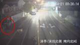 上海一男子先后扔37辆共享单车入河：单纯寻求刺激