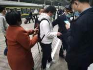 愛心點亮上工路 失明旅客受關照