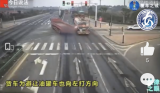 桐城：油罐车与货车并行抢黄灯发生碰撞 柴油喷洒路面