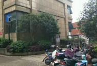 合肥三里庵梅園公寓電動(dòng)車樓道中充電被燒成鐵架 住戶驚呼：“太危險(xiǎn)了！我撿了一條命”