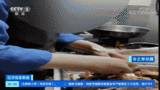 央视调查外卖厨房：徒手抓熟食，做完卫生仍可见蟑螂