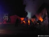 阜阳：活动板房凌晨着火  民辅警两小时灭火
