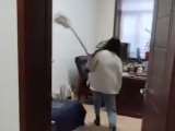 黑龙江一扶贫办副主任违反生活纪律  遭女下属暴打后被撤职
