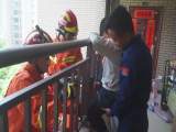 淮南：男孩玩耍腿卡护栏  消防半分钟助其脱困