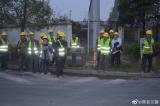 阜阳：核载7人的商务车 硬是挤进16名成年男子