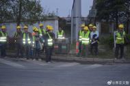 阜陽：核載7人的商務(wù)車 硬是擠進16名成年男子