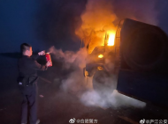 廬江一貨車凌晨路邊自燃  所幸無人員受傷