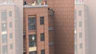 生死瞬間！女子18樓樓頂跳下那一刻  被他死死拽住右手臂