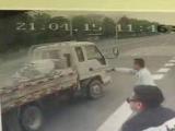 蚌埠一货车起火 公交驾驶员路过相救