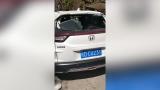 淮南大風吹落樓房墻皮  砸壞樓下6輛車