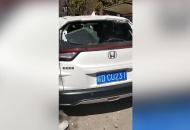 淮南大風吹落樓房墻皮  砸壞樓下6輛車